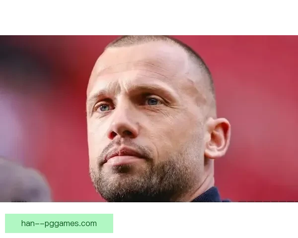 海廷加正式加盟斯洛特执教利物浦教练组助力球队提升战术实力